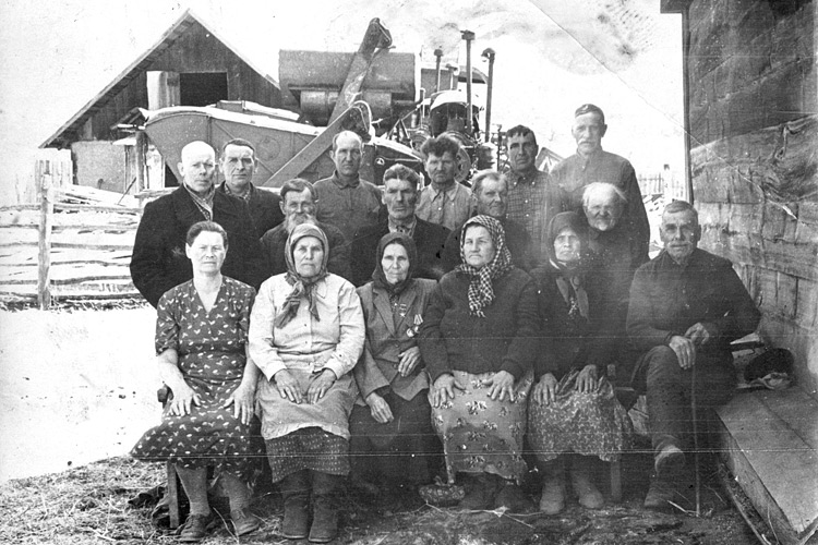 Софья Финогенова (в первом ряду, третья слева) в день награждения вместе с передовиками колхоза