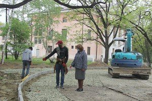 Работы в сквере Дома культуры «Лозовый» начались со строительства концертной зоны