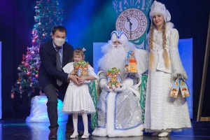 Каждому ребенку Олег Бондарев вручил сладкий подарок к Новому году