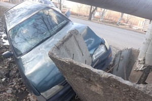 На улице Мирошниченко водитель съехал с дороги и покинул место ДТП