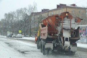На дорогах округа в снегопад работало 14 единиц техники