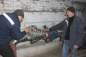 Инженер-теплотехник Николай Чарыков и слесарь Антон Кузаков из УК «Сица» проводят регулировку теплового узла