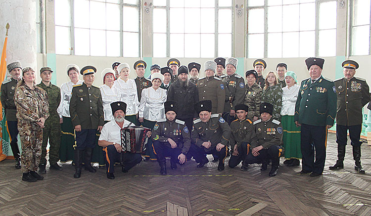 Участники большого казачьего круга Северо-Сучанской станицы