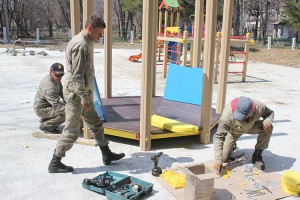 Детская площадка в Лозовом пополнилась новыми игровыми формами