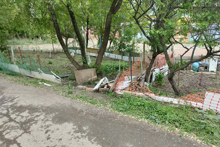 На Ленинской водитель врезался в забор огорода у многоквартирного дома