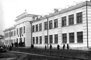 Неполная средняя школа при шахте №20, 1938 год. Теперь это школа №1