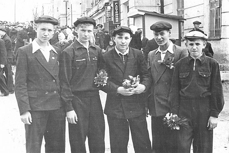 На Первомай с товарищами. 1956 год
