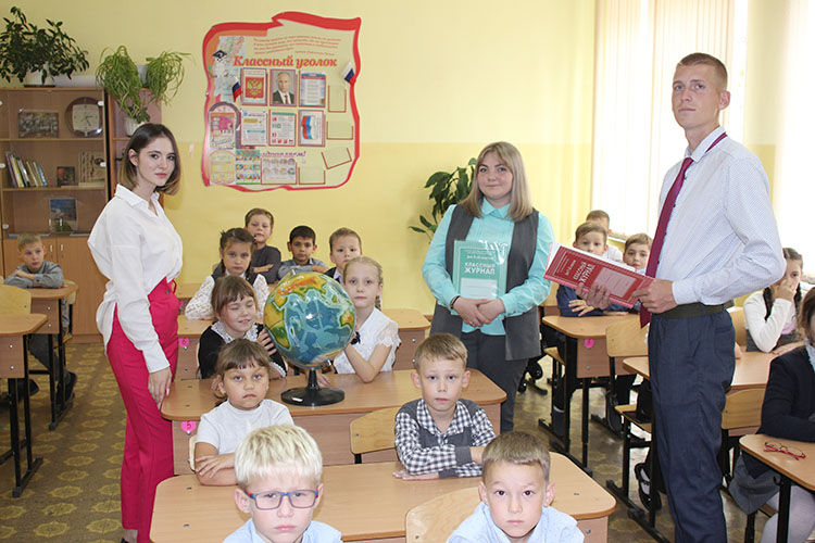 Олеся Билоусенко, Мария Звиногородская и Владислав Макаров в этом году пришли в школу №2