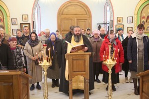 В храмах по всей России верующие молятся о наступлении мира и благополучия