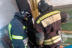 Спасатели помогли открыть зажатую дверь