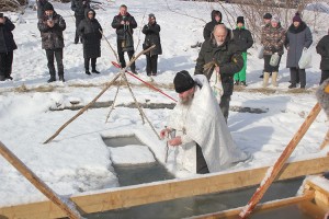 Праздничную службу на реке Партизанской провел отец Сергий