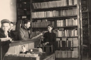 Городская библиотека, выдача книг, 1949 года. Фото Потапова Н.А.