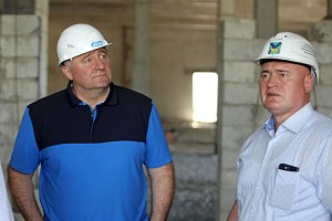 Министры Жан Кузнецов и Виталий Блоцкий на строящемся объекте