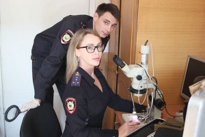 Эксперты-криминалисты Татьяна Пянзина и Илья Трофименко