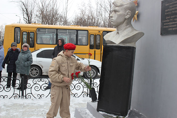 Памятник герою Советского Союза Виктору Мирошниченко