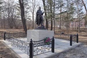 В Лозовом по проекту активистов установили памятник советскому солдату