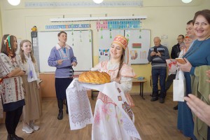 С караваем, улыбками и песнями встречали гостей в белорусском доме