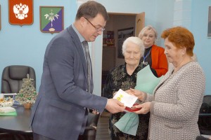 Юбилейные награды - почетные знаки вручены двум жительницам округа, спасенным из фашистской блокады