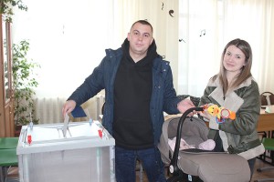 На выборы всей семьей: Вита и Сергей Радченко пришли на участок с дочкой Есенией