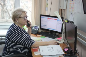 Оператор системы 112 Елена Голикова принимает сообщения для пожарных, полиции и «скорой»