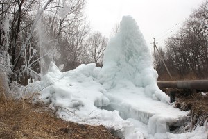 Ледяной «фонтан» образовался из-за порыва на магистральной трубе