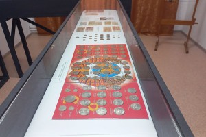 В городском музее имеется большая коллекция монет и купюр