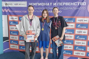 Ксения Егорова (в центре) - лучшая на 200 метрах комплексным стилем