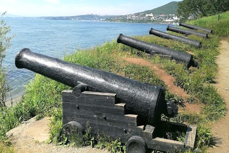 Память о боевом прошлом: пушки батареи города-порта Петропавловска