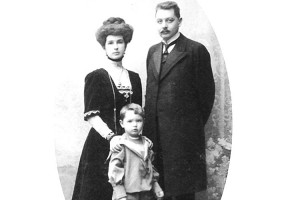 Управляющий рудником Владимир Френц с женой и сыном