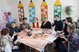 В татаро-башкирском доме за большим столом радушно разливали чай в пиалы, угощали хворостом и лепешками