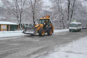 В ночь на 22 декабря на дорогах округа работали десять единиц снегоуборочной техники