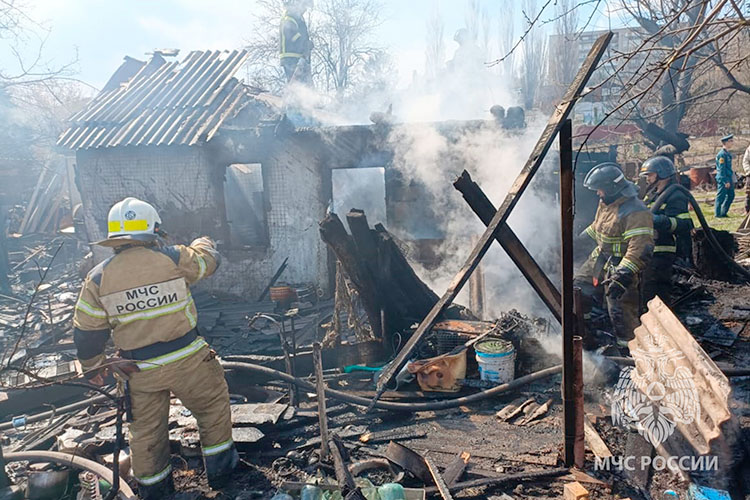 На улице Грибова дом, летняя кухня и хозпостройки уничтожены огнем